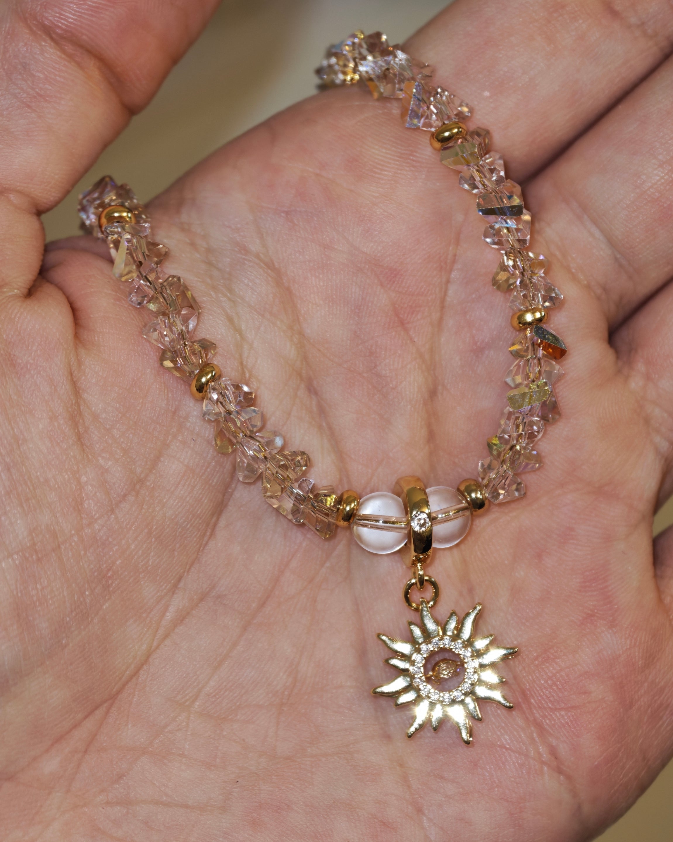 Sonnenzauber Collier – handgefertigtes Kristall-Collier in Rosa und Champagner mit goldenem Sonnen-Anhänger aus Sterlingsilber, Alextra Boutique Studio