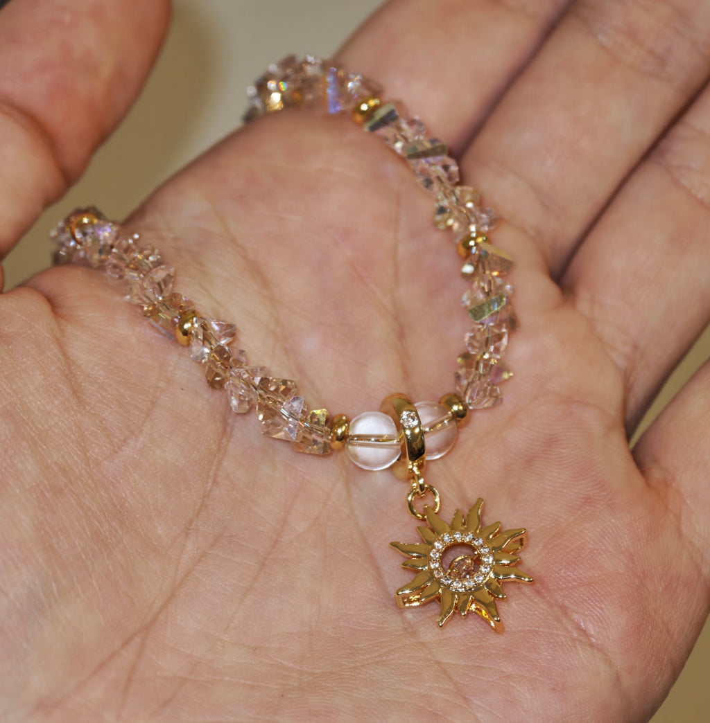 Sonnenzauber Collier – handgefertigtes Kristall-Collier in Rosa und Champagner mit goldenem Sonnen-Anhänger aus Sterlingsilber, Alextra Boutique Studio
