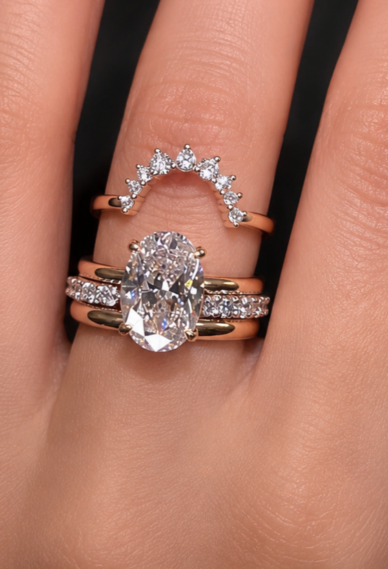 Royal Icon Ring Set – An der Hand mit Blumen
