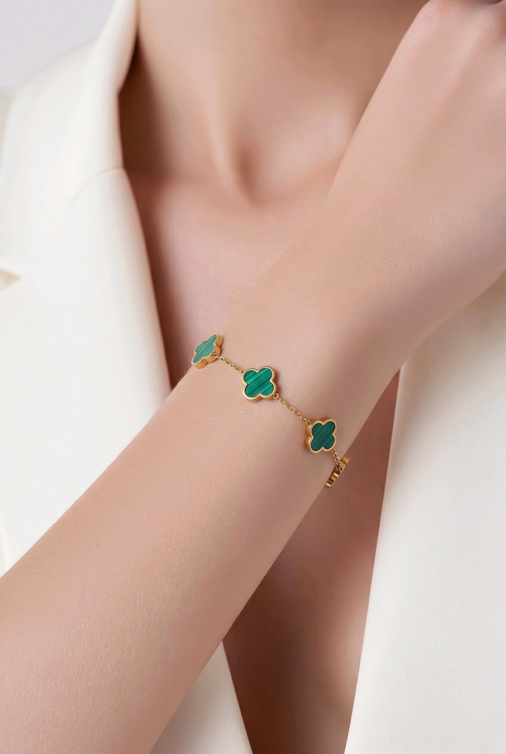 Trèfle Malachite Armband – Edelstahl mit 18K Goldvergoldung – Kleeblatt & Malachit | Alextra Jewelry