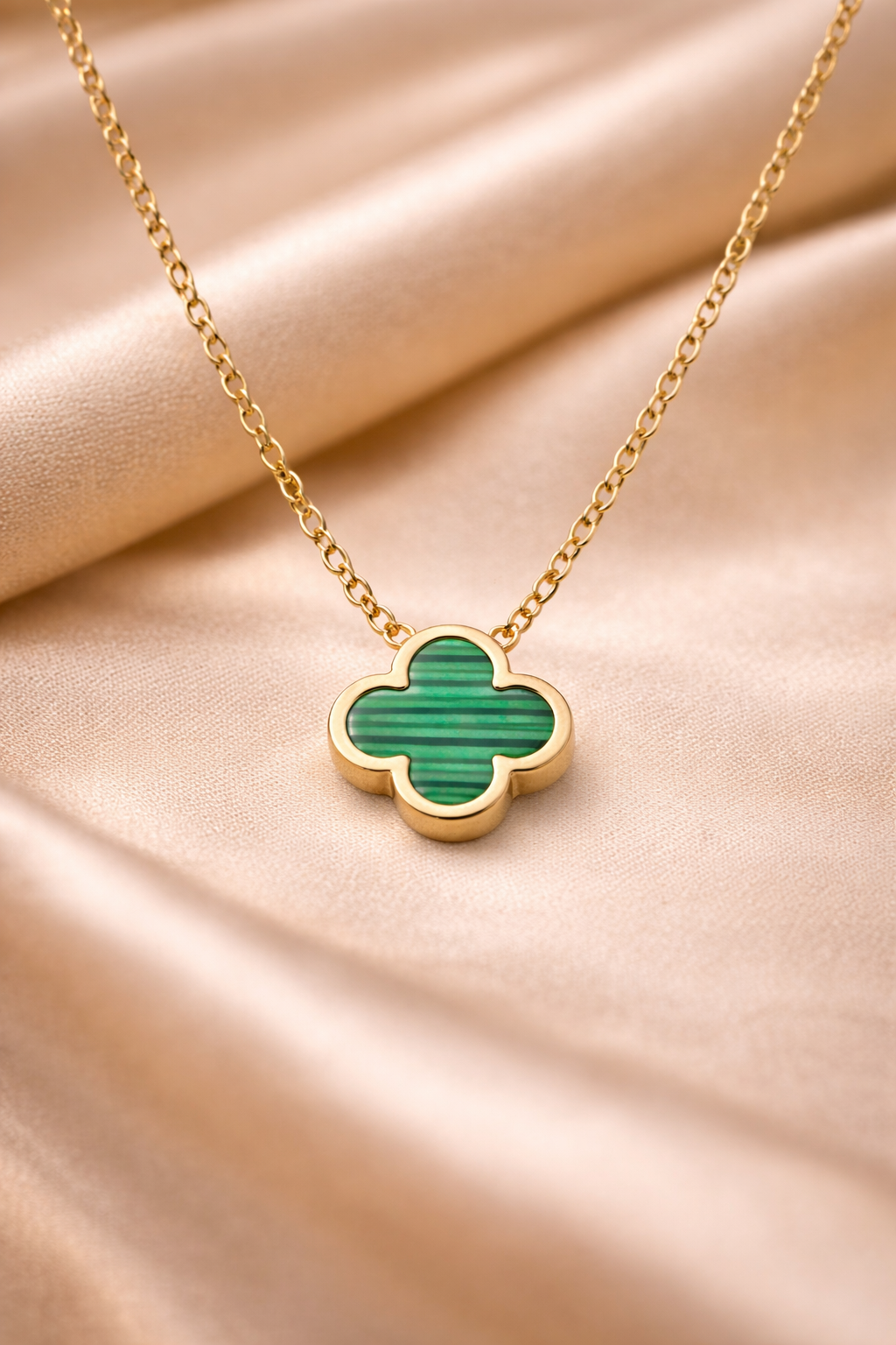 Trèfle Malachite Halskette – Edelstahl mit 18K Goldvergoldung – Kleeblatt & Malachit | Alextra Jewelry