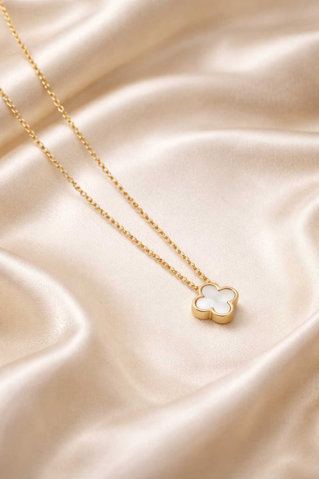 Trèfle Nacré Halskette – Edelstahl mit 18K Goldvergoldung – Kleeblatt & Perlmutt | Alextra Jewelry