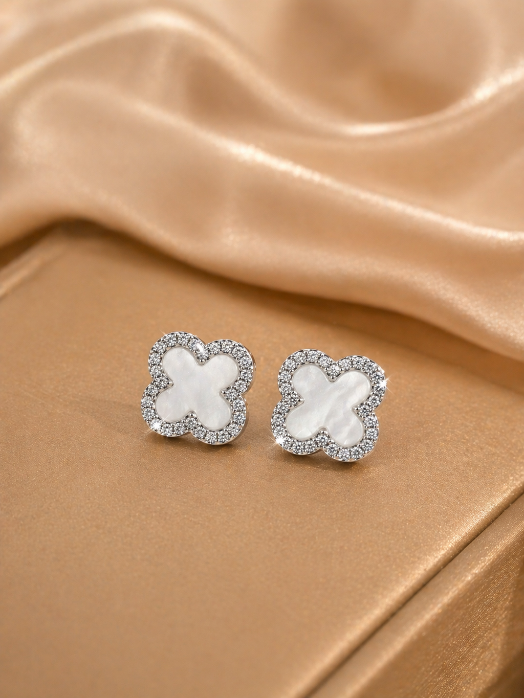 Trèfle Nacré Luxe Ohrringe – Edelstahl mit Platinbeschichtung – Kleeblatt & Perlmutt | Alextra Jewelry