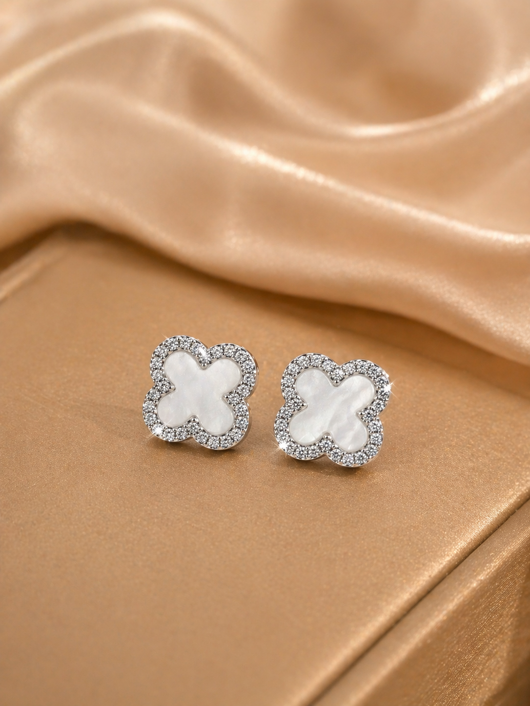Trèfle Nacré Luxe Ohrringe – Edelstahl mit Platinbeschichtung – Kleeblatt & Perlmutt | Alextra Jewelry