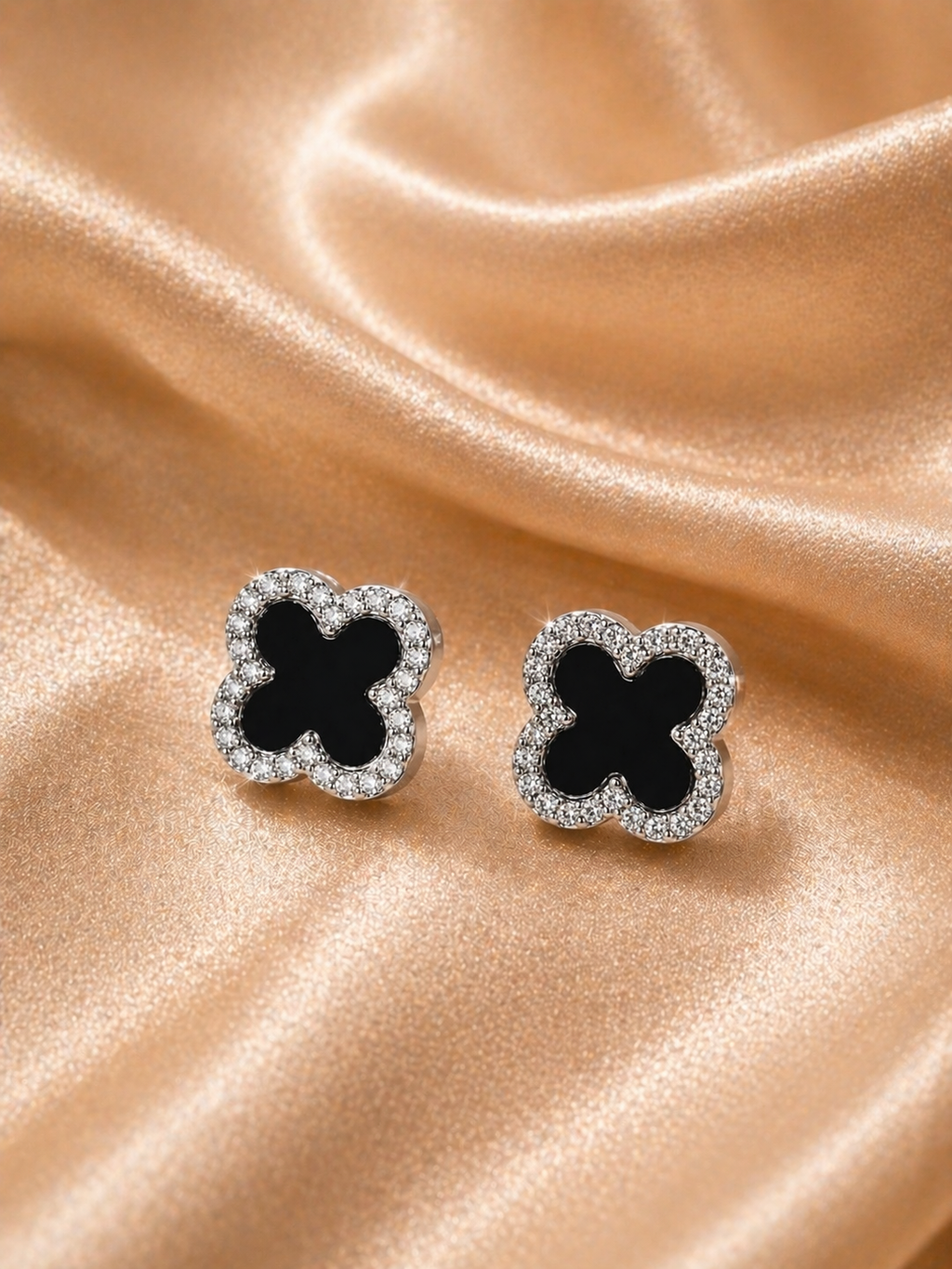 Trèfle Noir Luxe Ohrringe – Edelstahl mit Platinbeschichtung – Kleeblatt & Schwarz | Alextra Jewelry