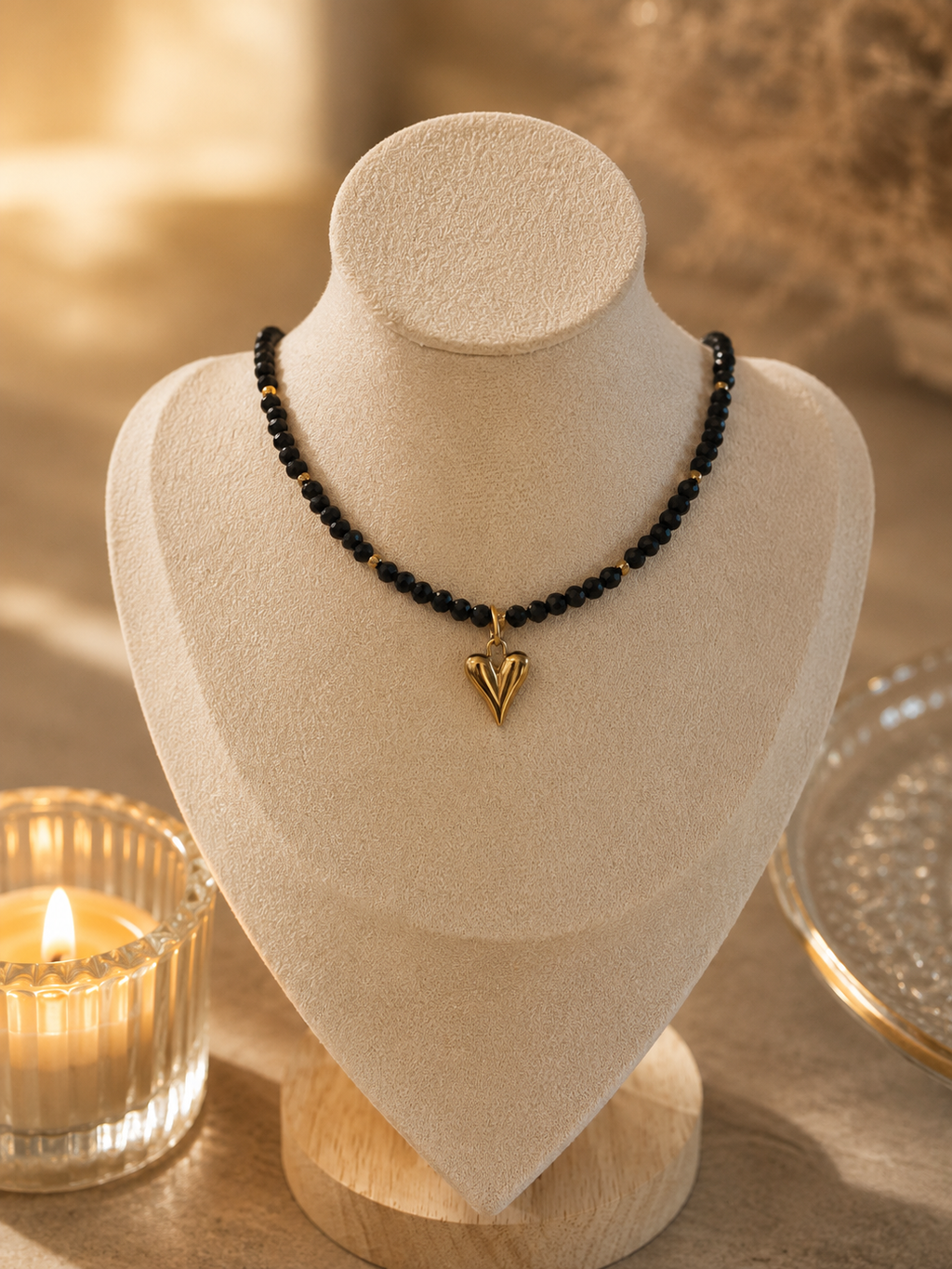 Noir Herz Collier – schwarzes Rutilquarz Choker mit goldenem Herzanhänger von Alextra Jewelry