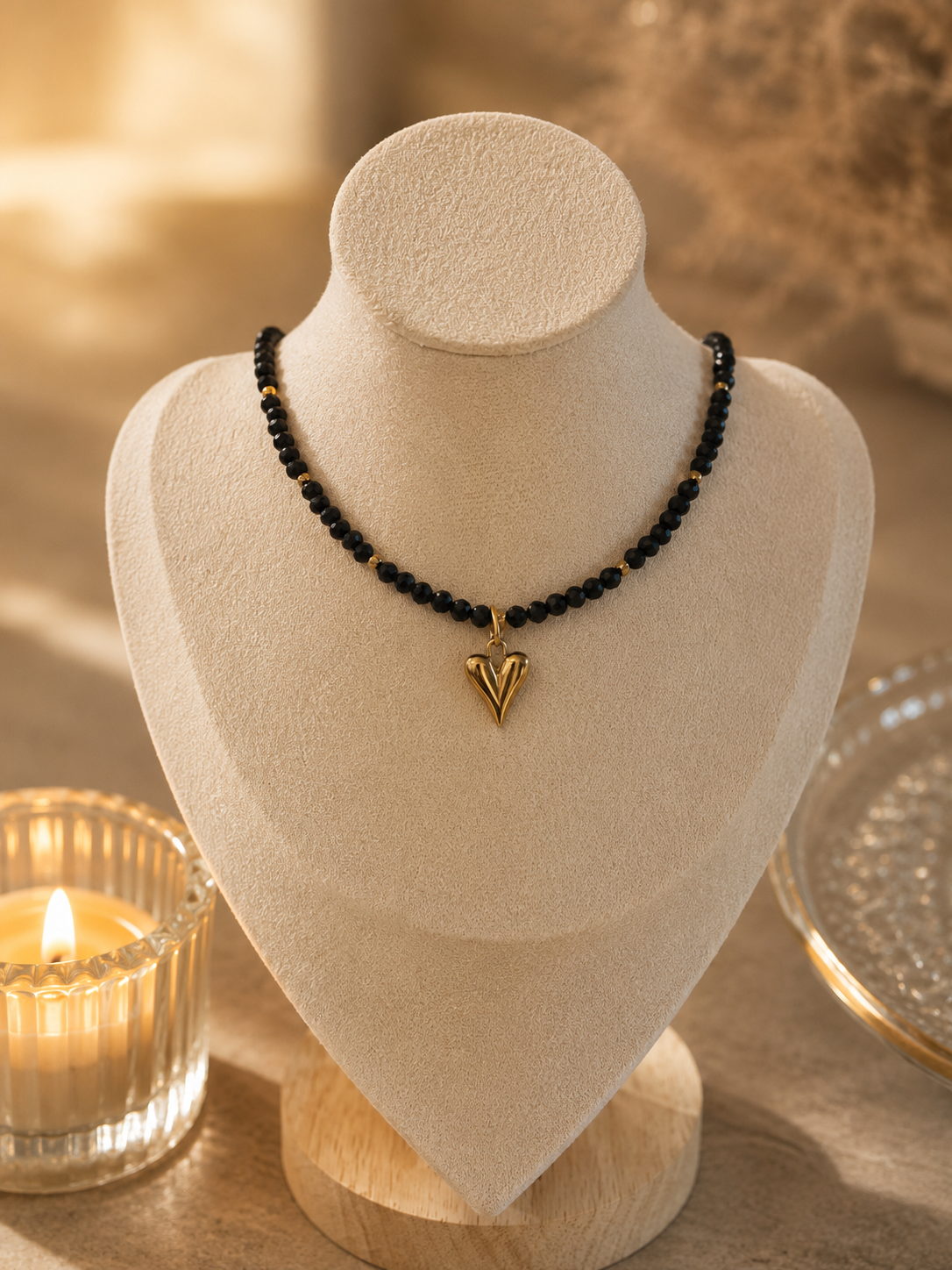 Noir Herz Collier – schwarzes Rutilquarz Choker mit goldenem Herzanhänger von Alextra Jewelry