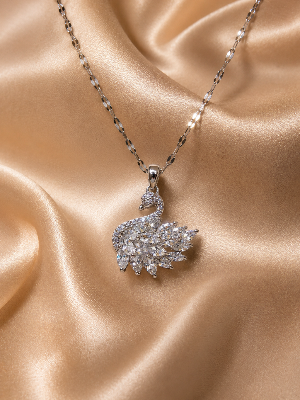 Cygne Éternel Collier Silber – Nahaufnahme auf Seidenstoff