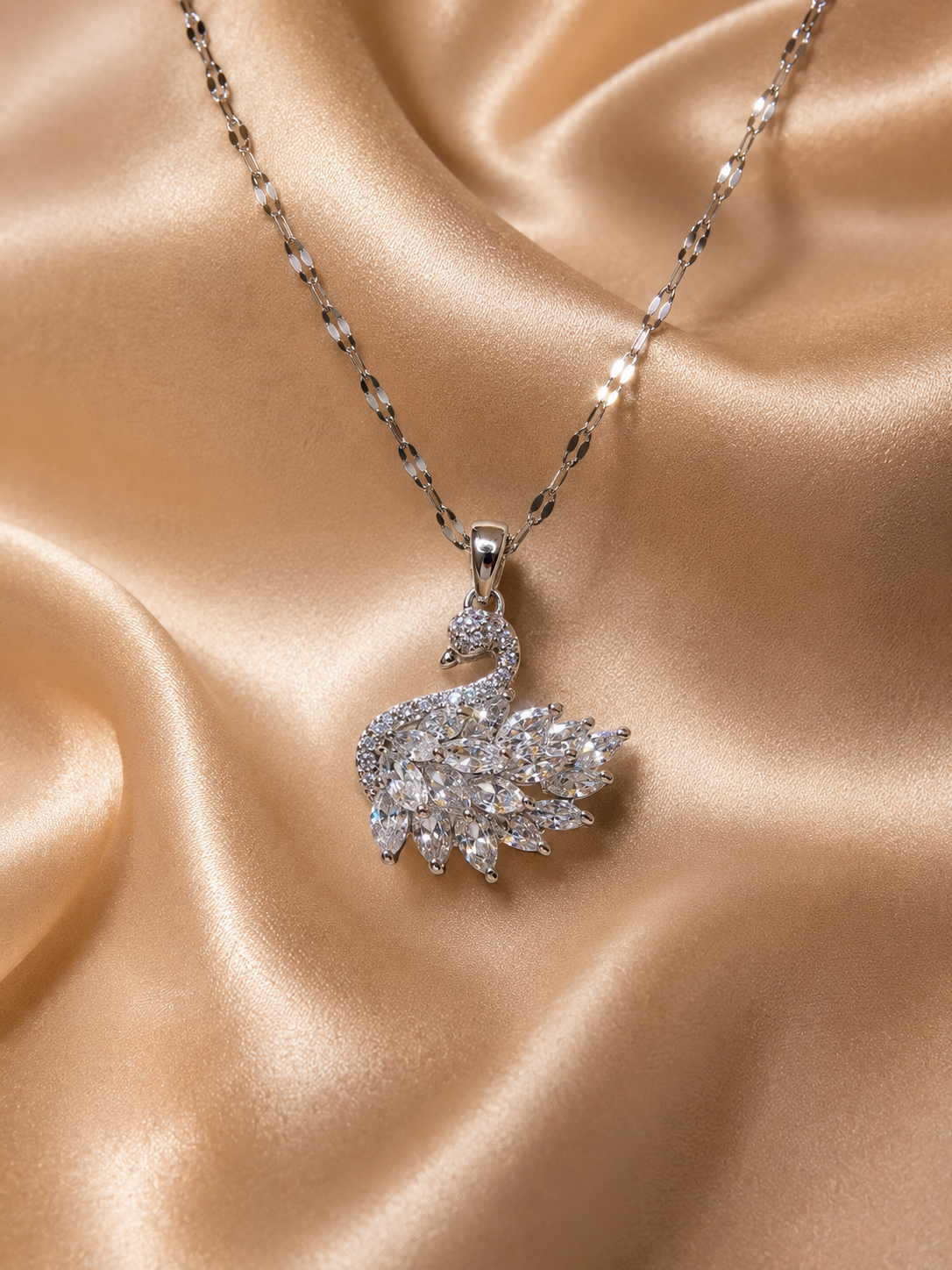 Cygne Éternel Collier Silber – Nahaufnahme auf Seidenstoff