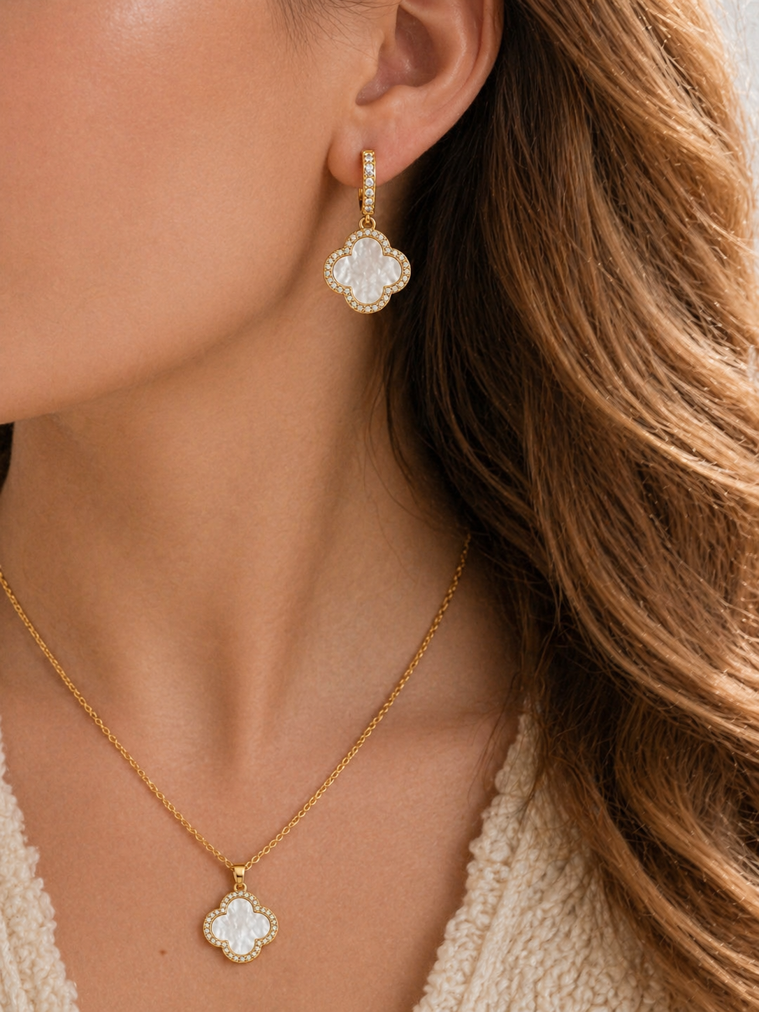 Trèfle Nacré Set – Gold, Perlmutt-Kleeblatt Ohrringe und Collier mit Zirkonia, 18K Goldvergoldung