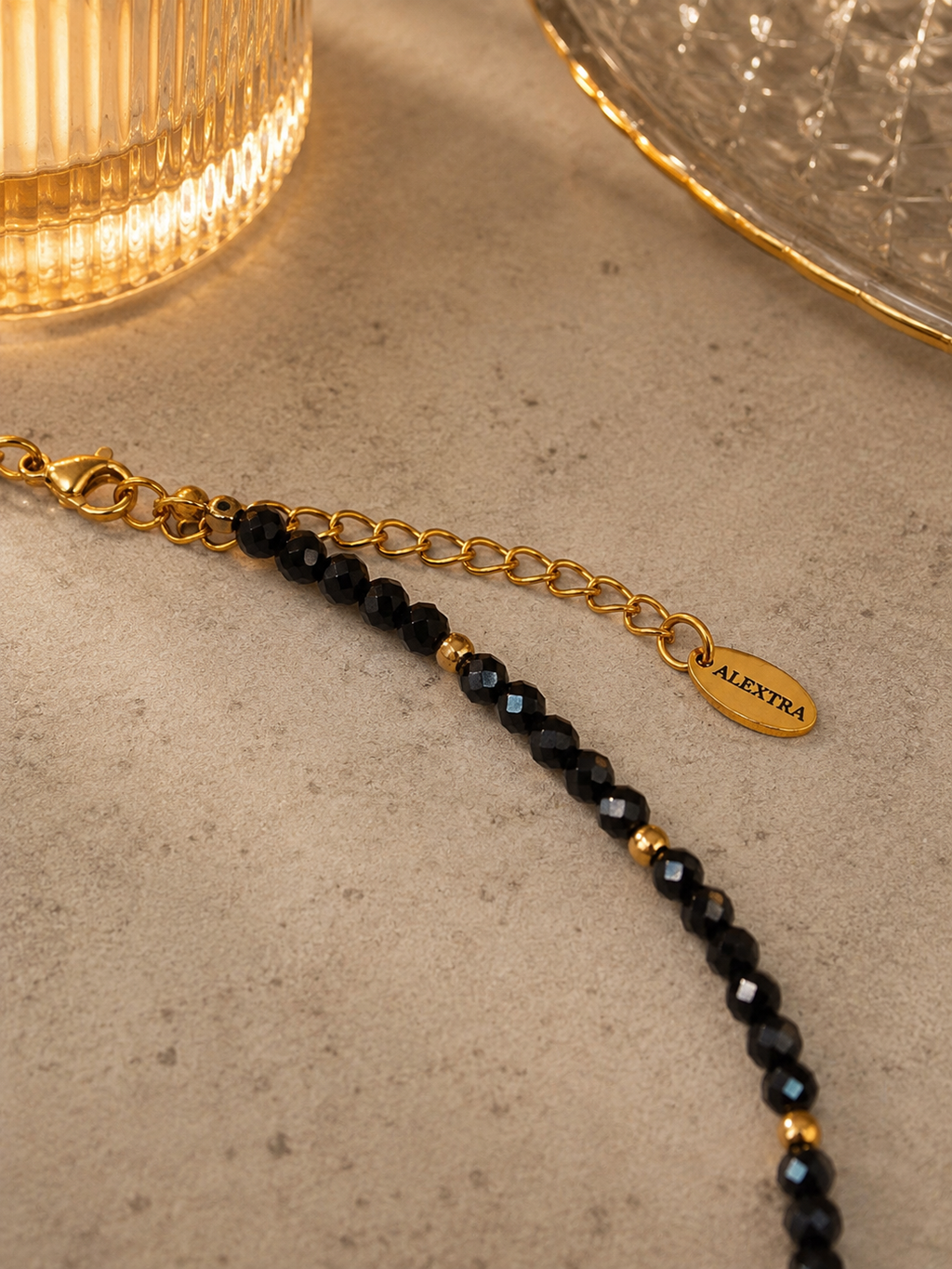 Noir Herz Collier – schwarzes Rutilquarz Choker mit goldenem Herzanhänger von Alextra Jewelry