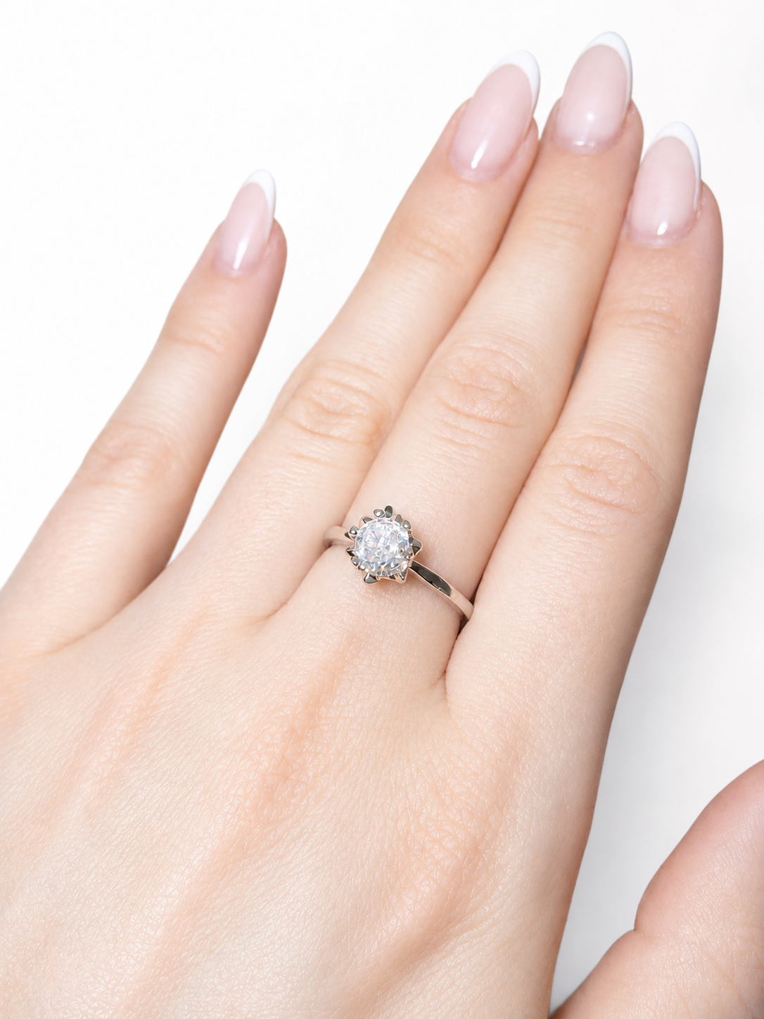 Thalia Ring – Zirkonia mit Sechskrallen und sechs glatten Blattornamenten, Edelstahl mit Platinbeschichtung