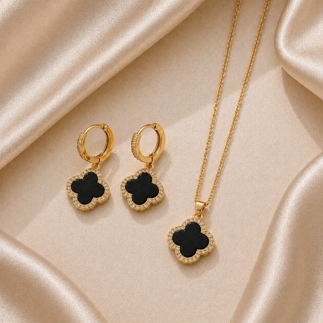 Trèfle Noir Set – Gold, schwarzes Kleeblatt Ohrringe und Collier mit Zirkonia, 18K Goldvergoldung