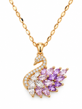 Amethystblüte Schwan-Collier von Alextra Jewelry: goldfarbene Halskette mit Schwan-Anhänger aus klaren und fliederfarbenen Zirkonia-Steinen auf weißem Hintergrund