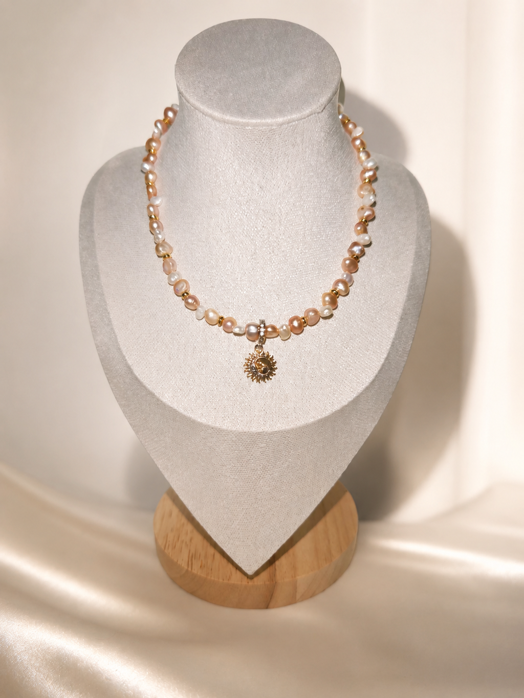 Perlenkuss Collier – natürliche Süßwasserperlen in Rosa und Weiß mit goldenem Sonnen-Anhänger aus Sterlingsilber, Alextra Boutique Studio