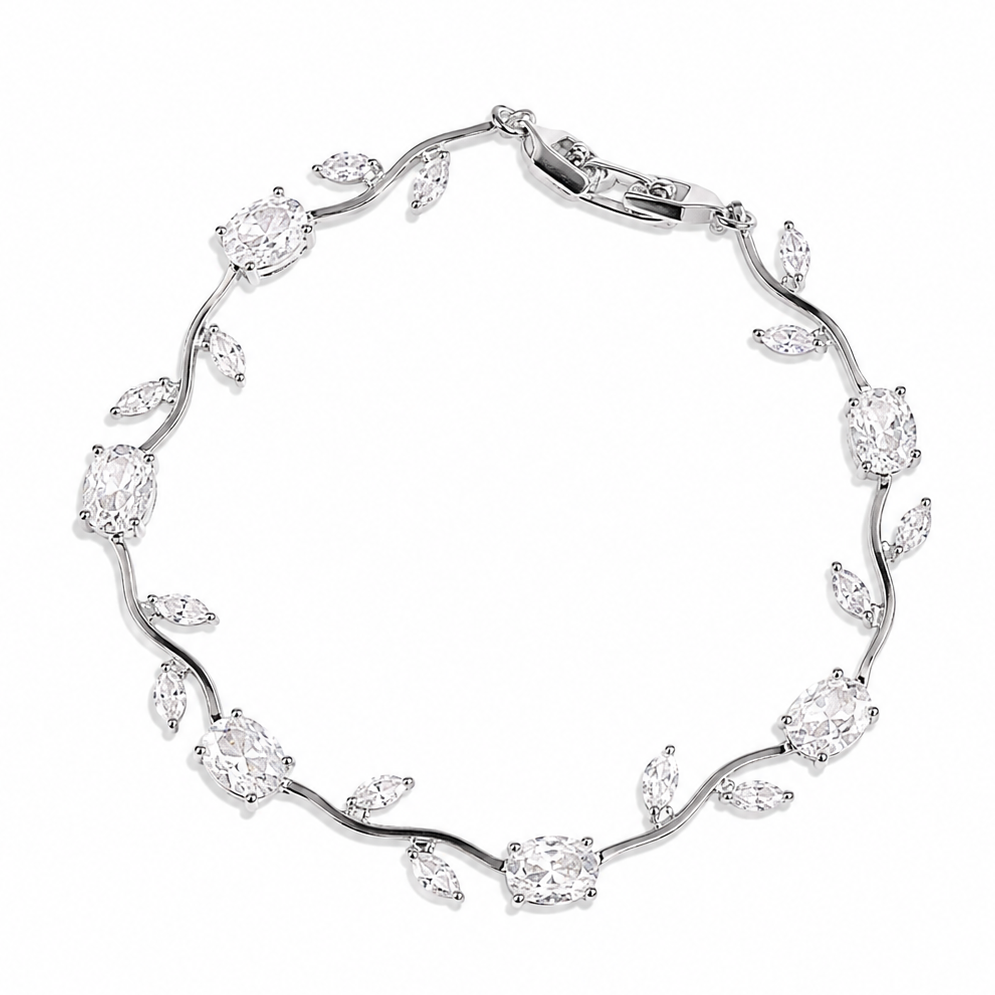 Tulipa White Armband in silberfarbener Ausführung mit weißen Zirkonia-Steinen, Draufsicht auf weißem Hintergrund