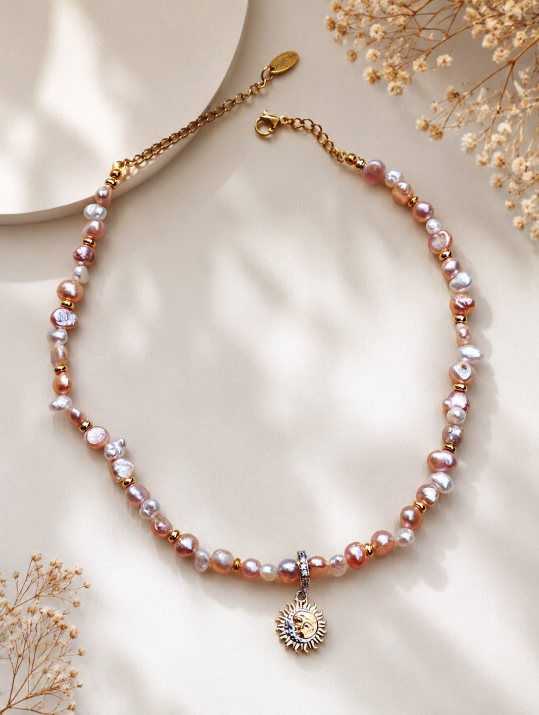 Perlenkuss Collier – natürliche Süßwasserperlen in Rosa und Weiß mit goldenem Sonnen-Anhänger aus Sterlingsilber, Alextra Boutique Studio