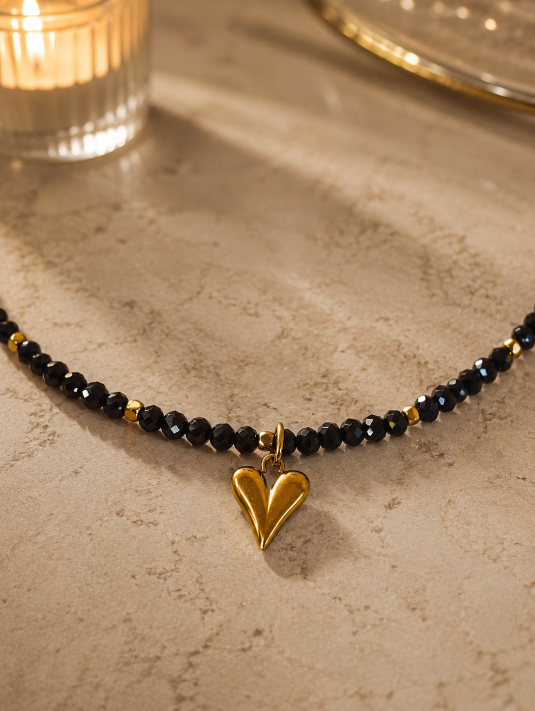 Noir Herz Collier – schwarzes Rutilquarz Choker mit goldenem Herzanhänger von Alextra Jewelry