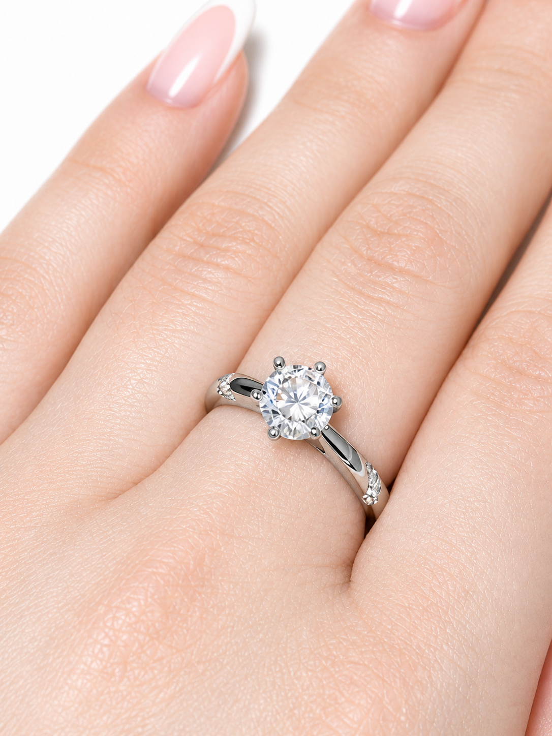 Theia Ring – Zirkonia mit Sechskrallen auf glatter Ringschiene mit zwei symmetrischen Pavé-Steinreihen, Edelstahl mit Platinbeschichtung