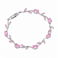 Tulipa Rose Armband in silberfarbener Ausführung mit rosafarbenen Zirkonia-Steinen, Draufsicht auf weißem Hintergrund