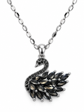 Onyx Schwan-Collier von Alextra Jewelry: silberfarbene Gliederkette mit Schwan-Anhänger, schwarzen Steinen am Hals und dunklen marquiseförmigen Flügelsteinen auf Weiß