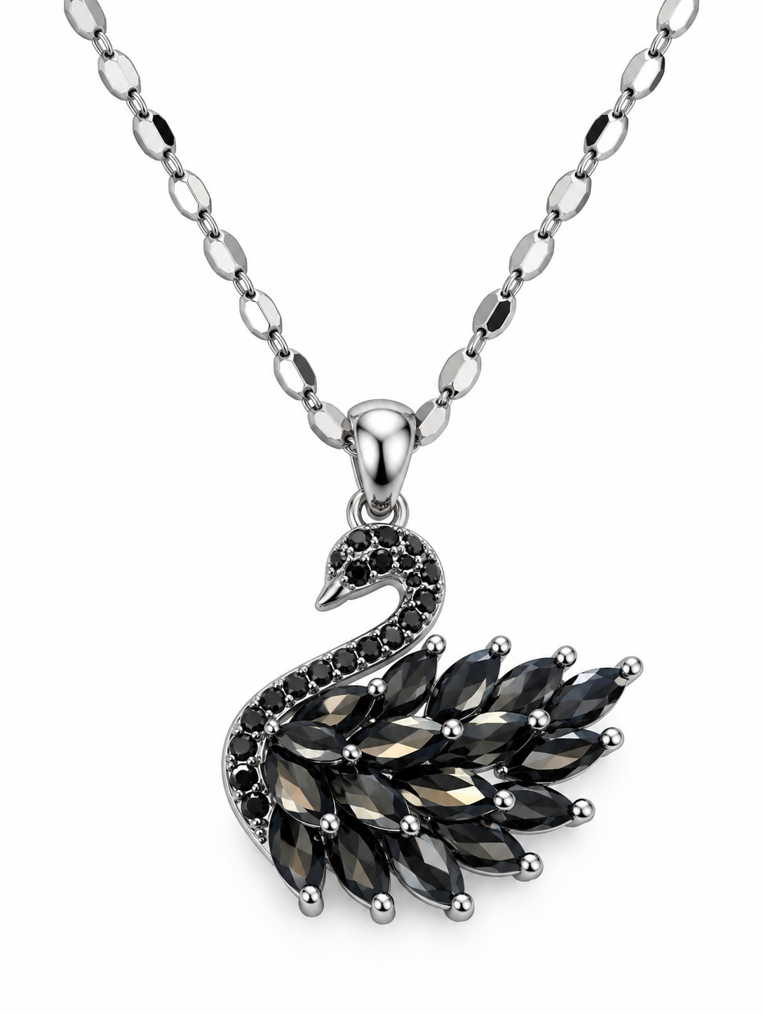 Onyx Schwan-Collier von Alextra Jewelry: silberfarbene Gliederkette mit Schwan-Anhänger, schwarzen Steinen am Hals und dunklen marquiseförmigen Flügelsteinen auf Weiß