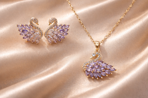 Cygne Éternel Parure – Edelstahl mit 18K Goldvergoldung – Schwan Schmuckset Gold & Flieder | Alextra Jewelry