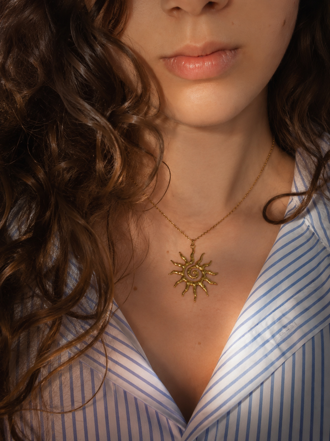 Sonnen Collier mit Sonnenanhänger aus Edelstahl mit 18K Goldvergoldung von Alextra Jewelry

