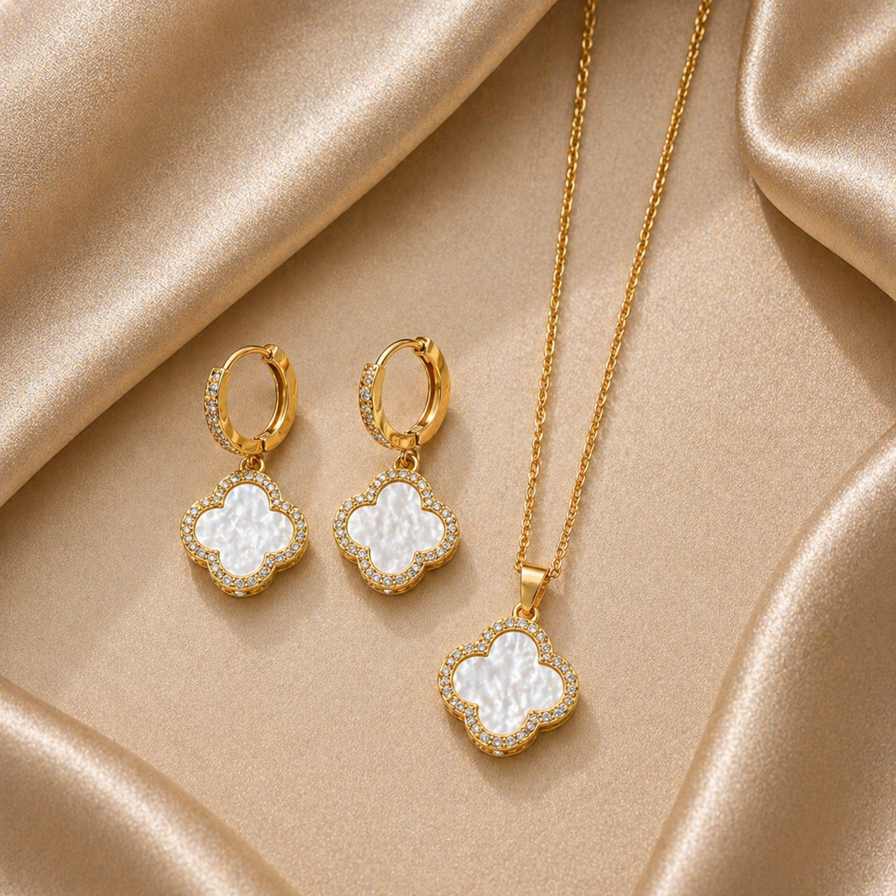 Trèfle Nacré Set – Gold, Perlmutt-Kleeblatt Ohrringe und Collier mit Zirkonia, 18K Goldvergoldung