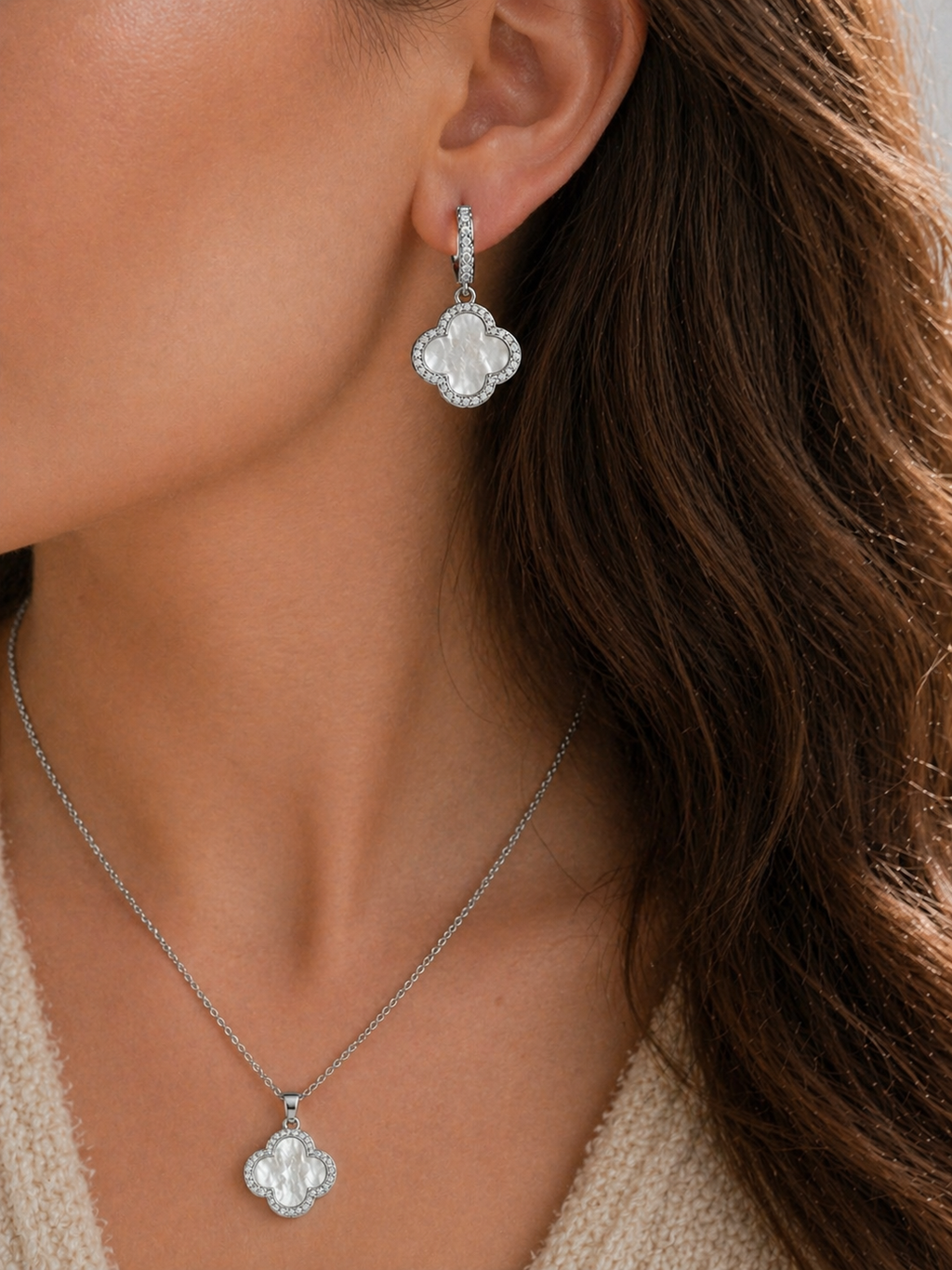 Trèfle Nacré Set – Silber, Perlmutt-Kleeblatt Ohrringe und Collier mit Zirkonia, silberfarben