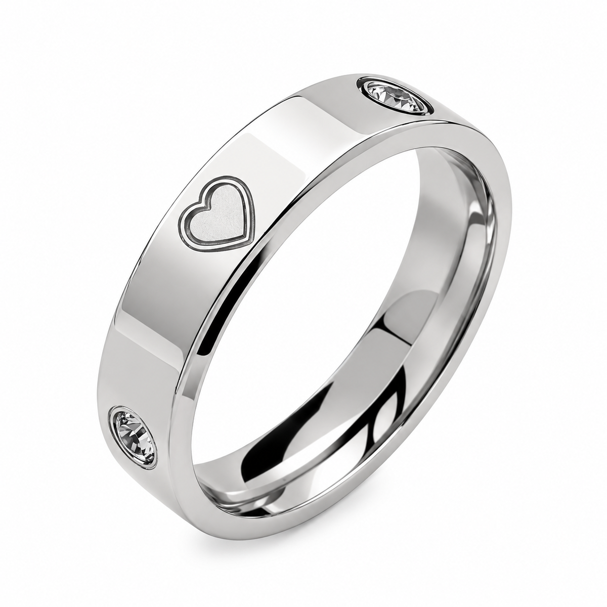 Silberfarbener Juliette Ring mit Herz-Gravur und klaren Zirkonia-Steinen auf weißem Hintergrund