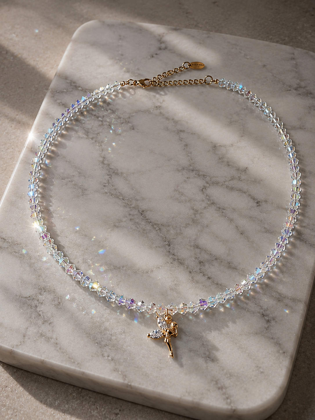 Feenmärchen Choker – handgefertigter Kristall-Choker mit goldenem Feen-Anhänger und Zirkonia-Flügeln, Alextra Boutique Studio
