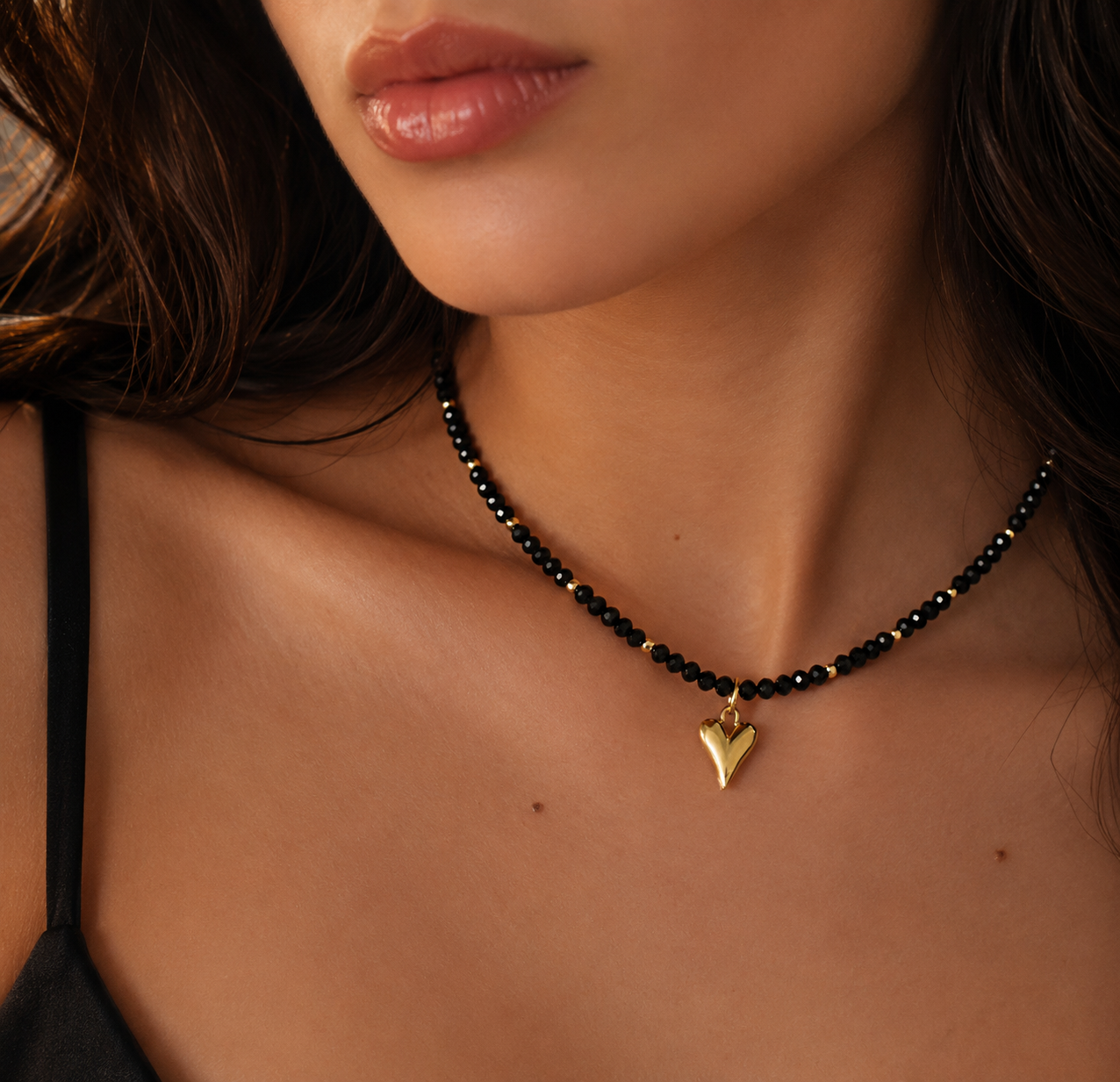 Noir Herz Collier – schwarzes Rutilquarz Choker mit goldenem Herzanhänger von Alextra Jewelry