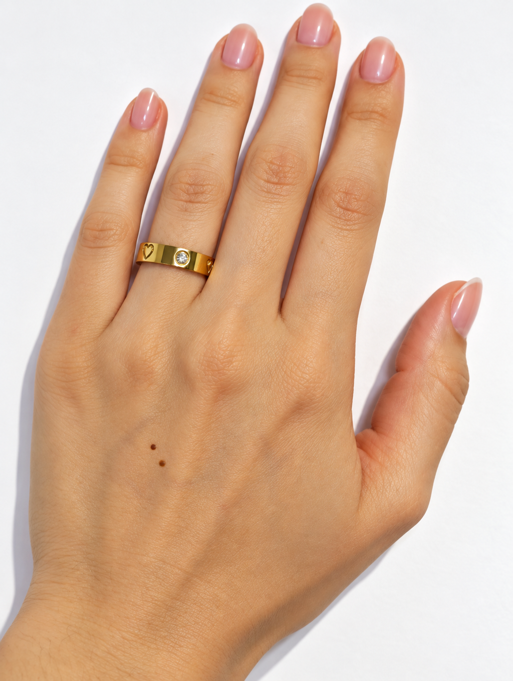 Goldfarbener Juliette Ring mit Herzmotiv und Zirkonia am Finger getragen
