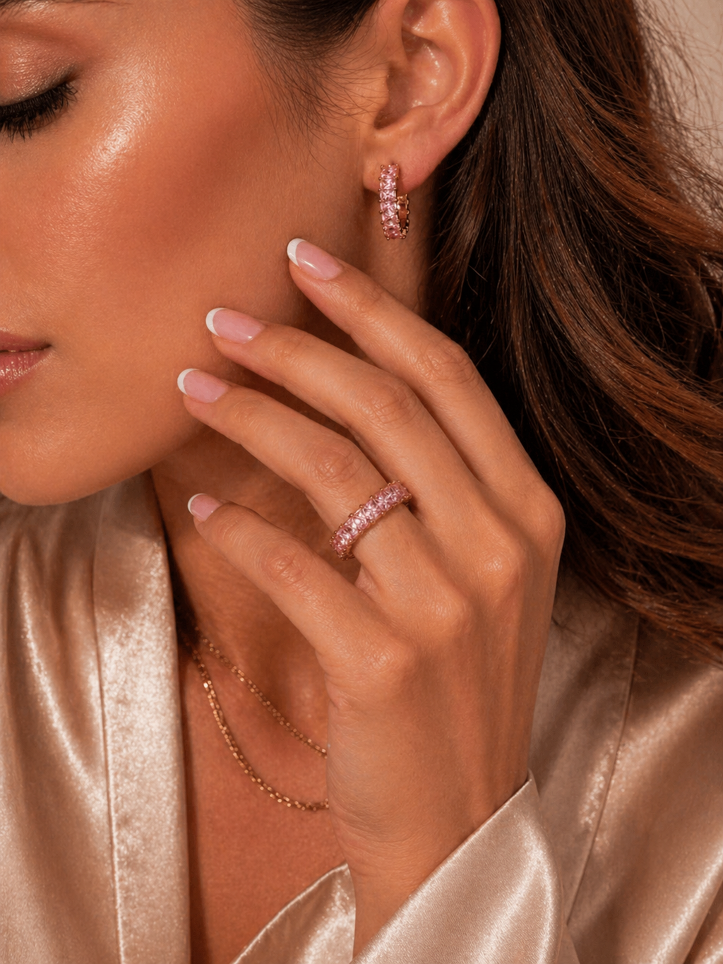 Aurore Rose Creolen getragen am Ohr, kombiniert mit Aurore Rose Ring | Alextra Jewelry