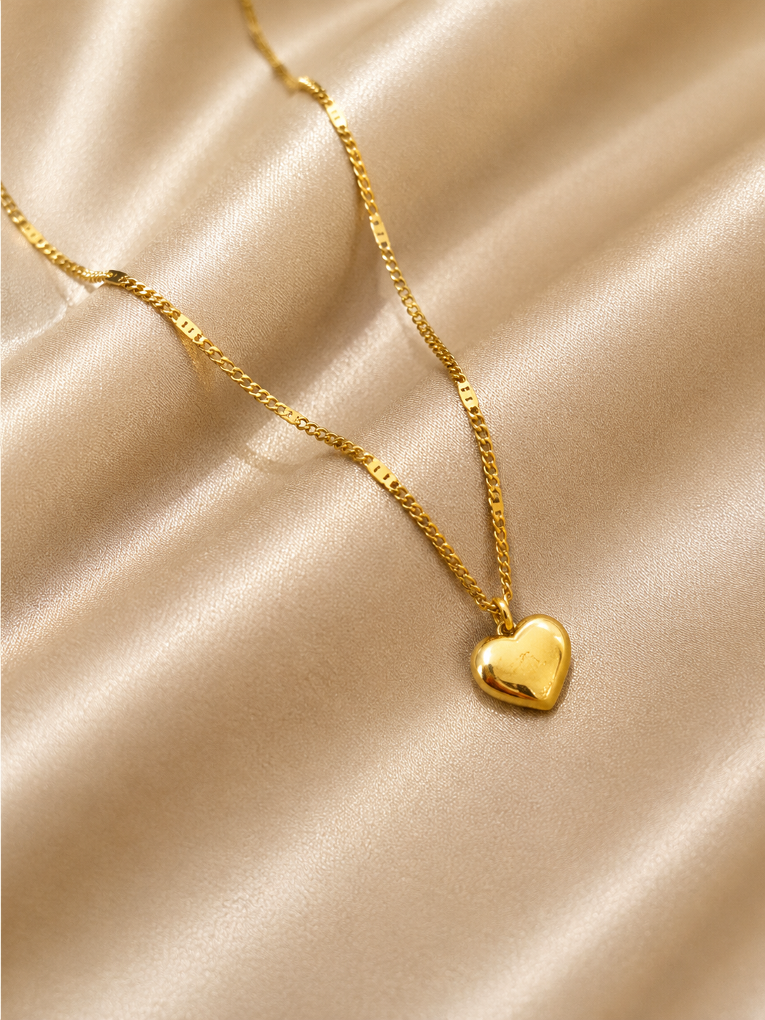 Amour Collier Gold – Herzanhänger mit Love-Gravur