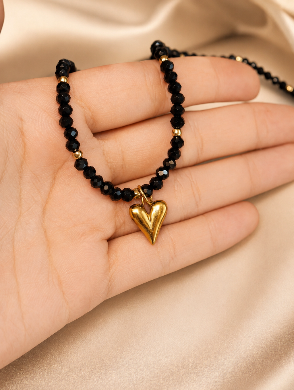Noir Herz Collier – schwarzes Rutilquarz Choker mit goldenem Herzanhänger von Alextra Jewelry