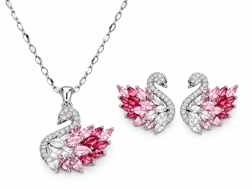 Rosentraum Schwan-Set von Alextra Jewelry: silberfarbene Halskette mit Schwan-Anhänger und zwei passende Schwan-Ohrstecker, mit weißen, rosa und himbeerfarbenen Steinen auf Weiß