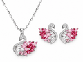 Rosentraum Schwan-Set von Alextra Jewelry: silberfarbene Halskette mit Schwan-Anhänger und zwei passende Schwan-Ohrstecker, mit weißen, rosa und himbeerfarbenen Steinen auf Weiß