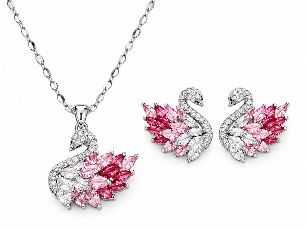 Rosentraum Schwan-Set von Alextra Jewelry: silberfarbene Halskette mit Schwan-Anhänger und zwei passende Schwan-Ohrstecker, mit weißen, rosa und himbeerfarbenen Steinen auf Weiß