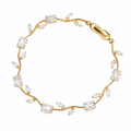 Tulipa White Armband mit 18K Goldvergoldung und weißen Zirkonia-Steinen, Draufsicht auf weißem Hintergrund