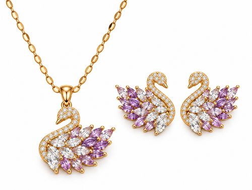 Amethystblüte Schwan-Set von Alextra Jewelry: goldfarbene Halskette mit Schwan-Anhänger und passende Schwan-Ohrstecker mit klaren und fliederfarbenen Zirkonia auf Weiß