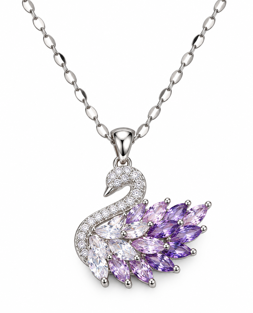 Fliederhauch Schwan-Collier von Alextra Jewelry: silberfarbene Gliederkette mit Schwan-Anhänger, funkelndem Hals und Flügel aus klaren und fliederfarbenen Steinen auf Weiß