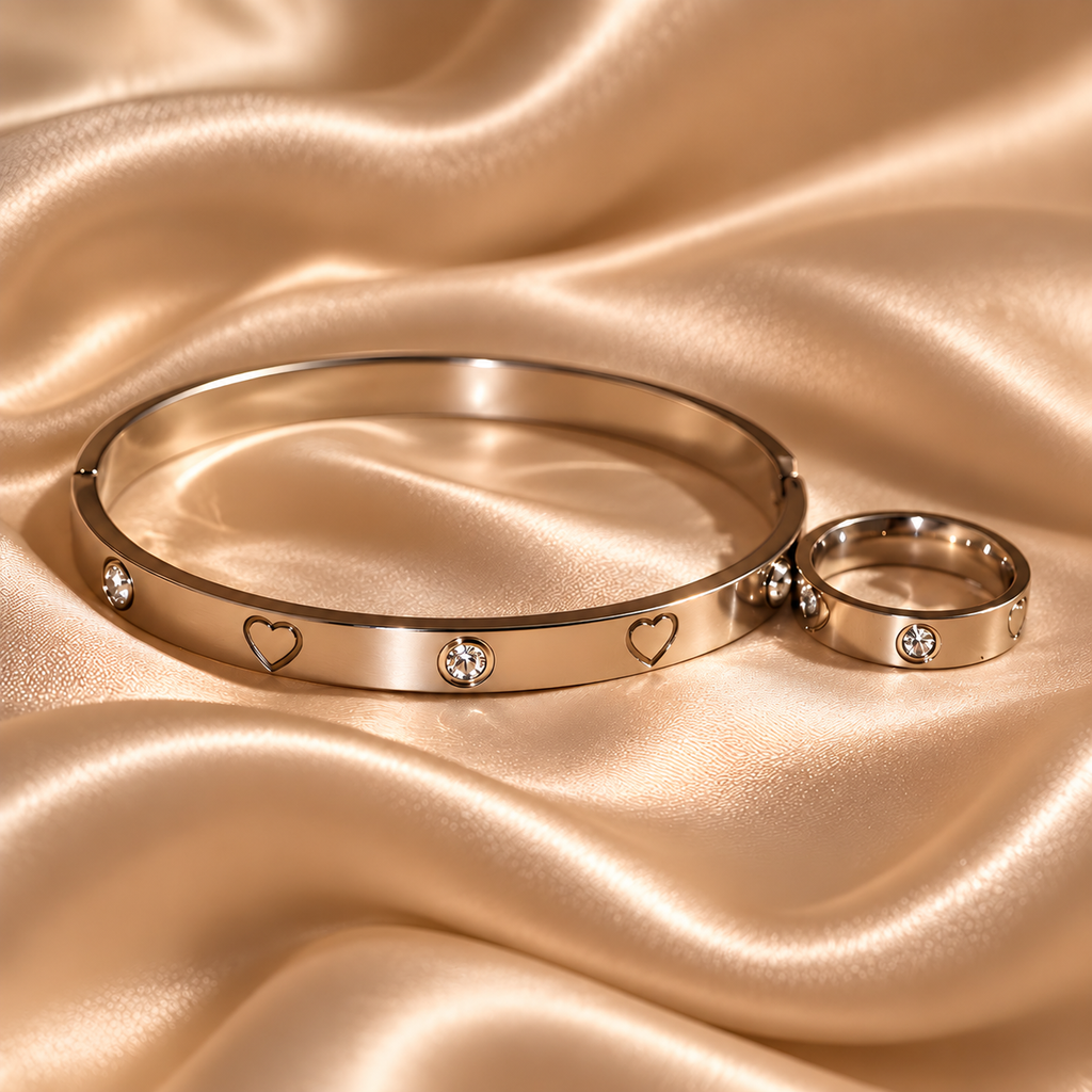 Juliette Armband und passender Ring mit Herzmotiven und Zirkonia auf champagnerfarbenem Satin