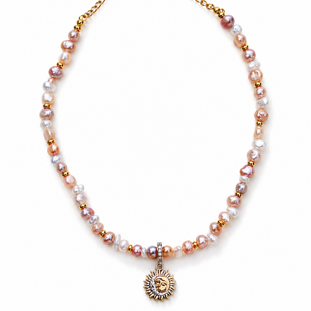 Perlenkuss Collier – natürliche Süßwasserperlen in Rosa und Weiß mit goldenem Sonnen-Anhänger aus Sterlingsilber, Alextra Boutique Studio
