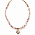 Perlenkuss Collier – natürliche Süßwasserperlen in Rosa und Weiß mit goldenem Sonnen-Anhänger aus Sterlingsilber, Alextra Boutique Studio
