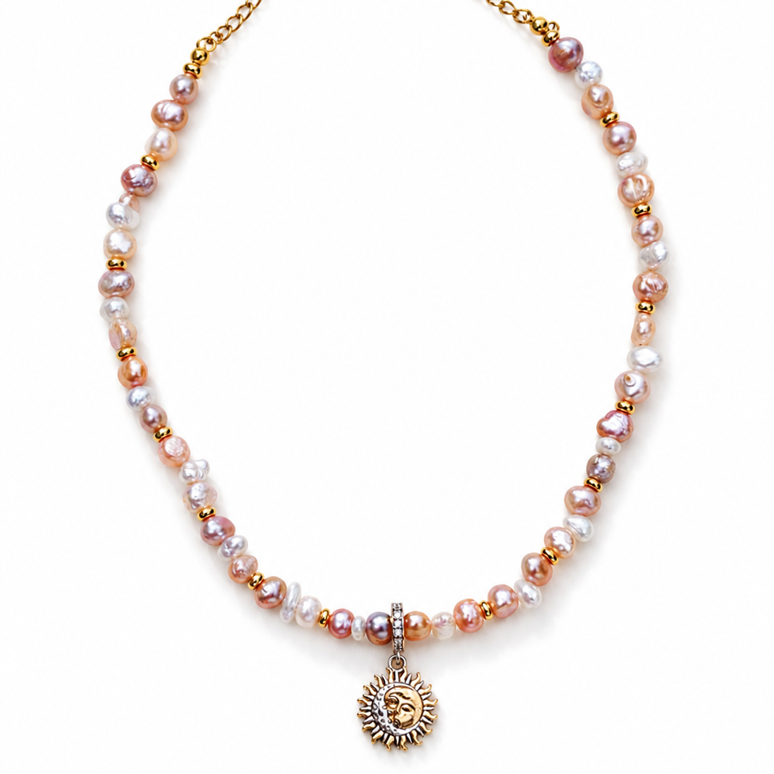 Perlenkuss Collier – natürliche Süßwasserperlen in Rosa und Weiß mit goldenem Sonnen-Anhänger aus Sterlingsilber, Alextra Boutique Studio