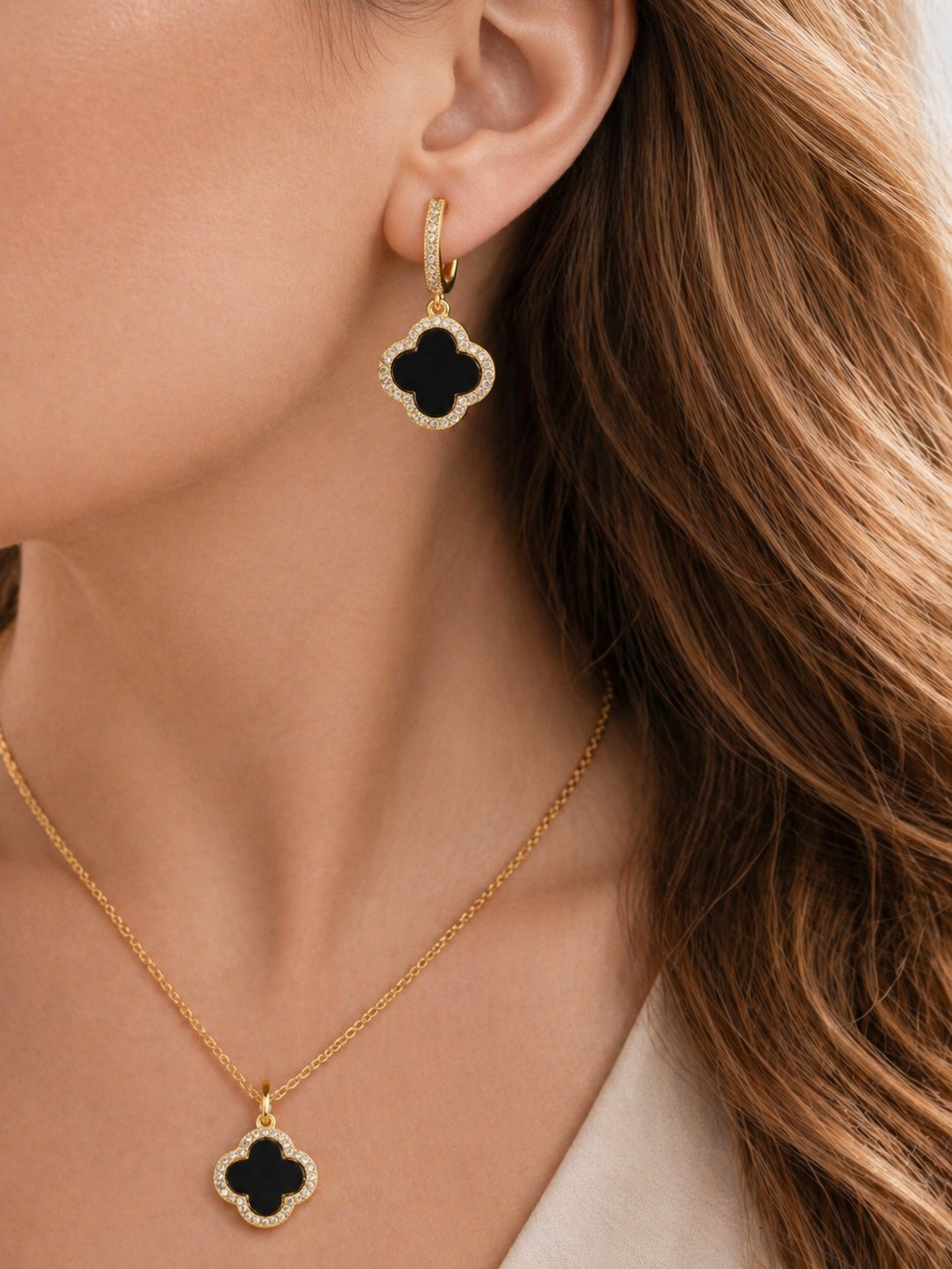 Trèfle Noir Set – Gold, schwarzes Kleeblatt Ohrringe und Collier mit Zirkonia, 18K Goldvergoldung