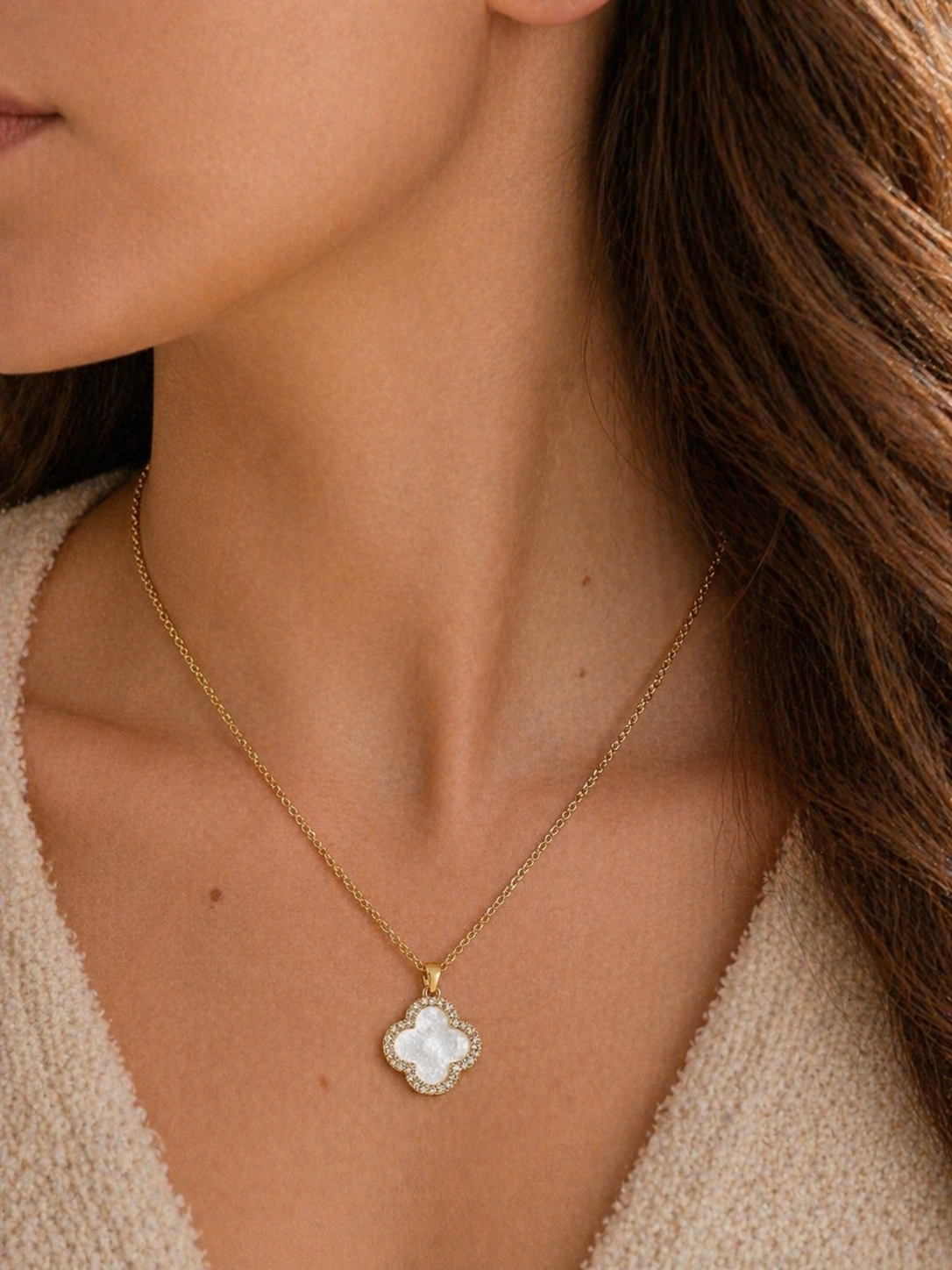 Trèfle Nacré Collier – Gold, Perlmutt-Kleeblatt mit Zirkonia, drehbarer Anhänger, 18K Goldvergoldung.