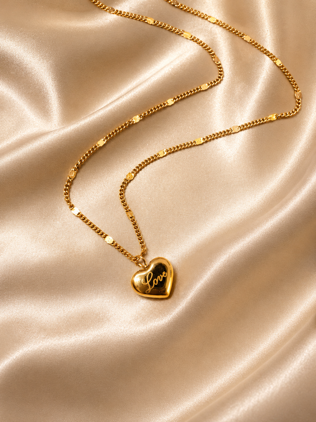 Amour Collier Gold – Herzanhänger mit Love-Gravur